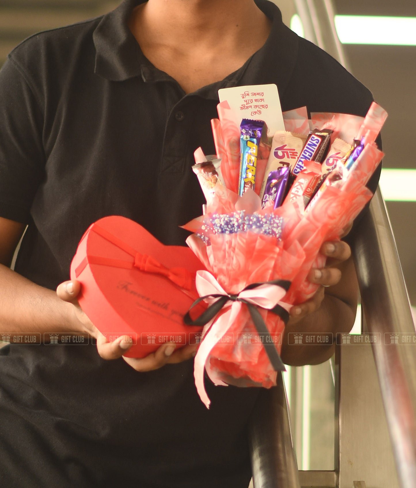 CB12 : Chocolate Bouquet + Special Love Box Made of Kitkat Chocolate